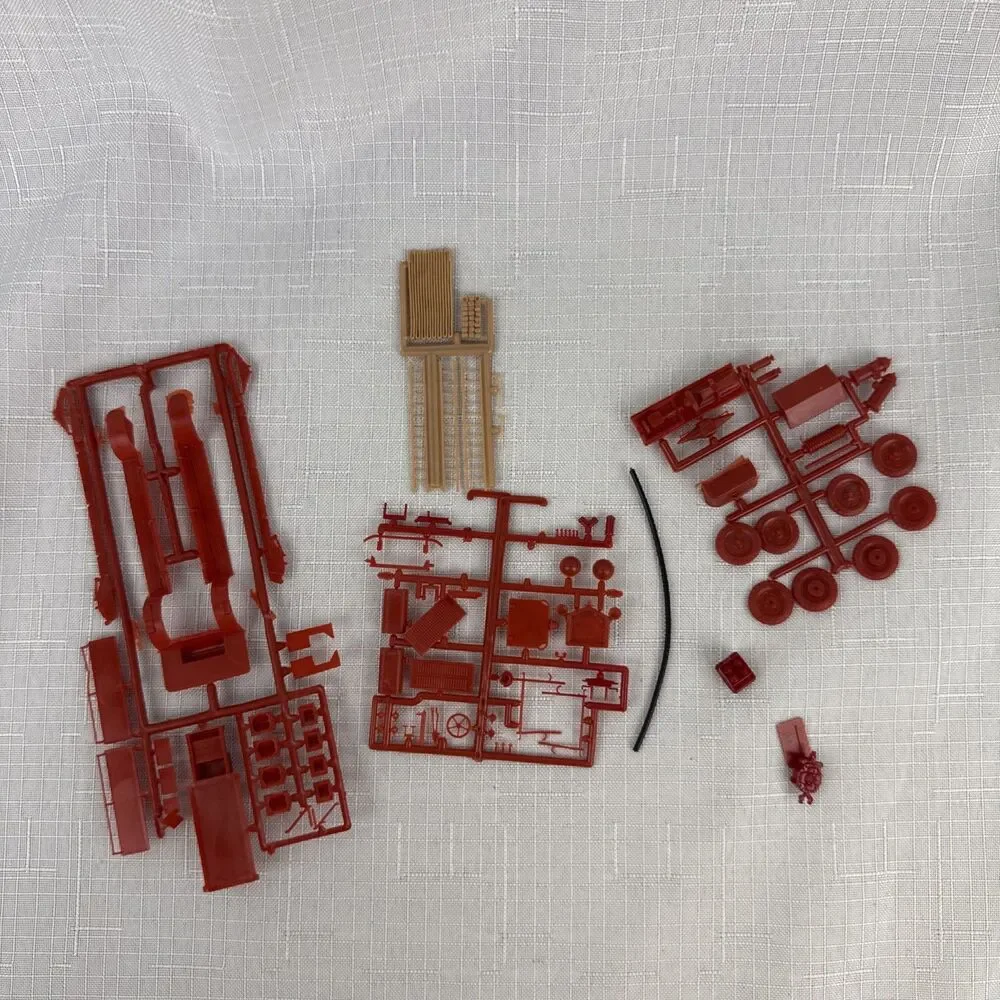 Highway Minatures 1:87 Ahrens-Fox Fire Truck #221